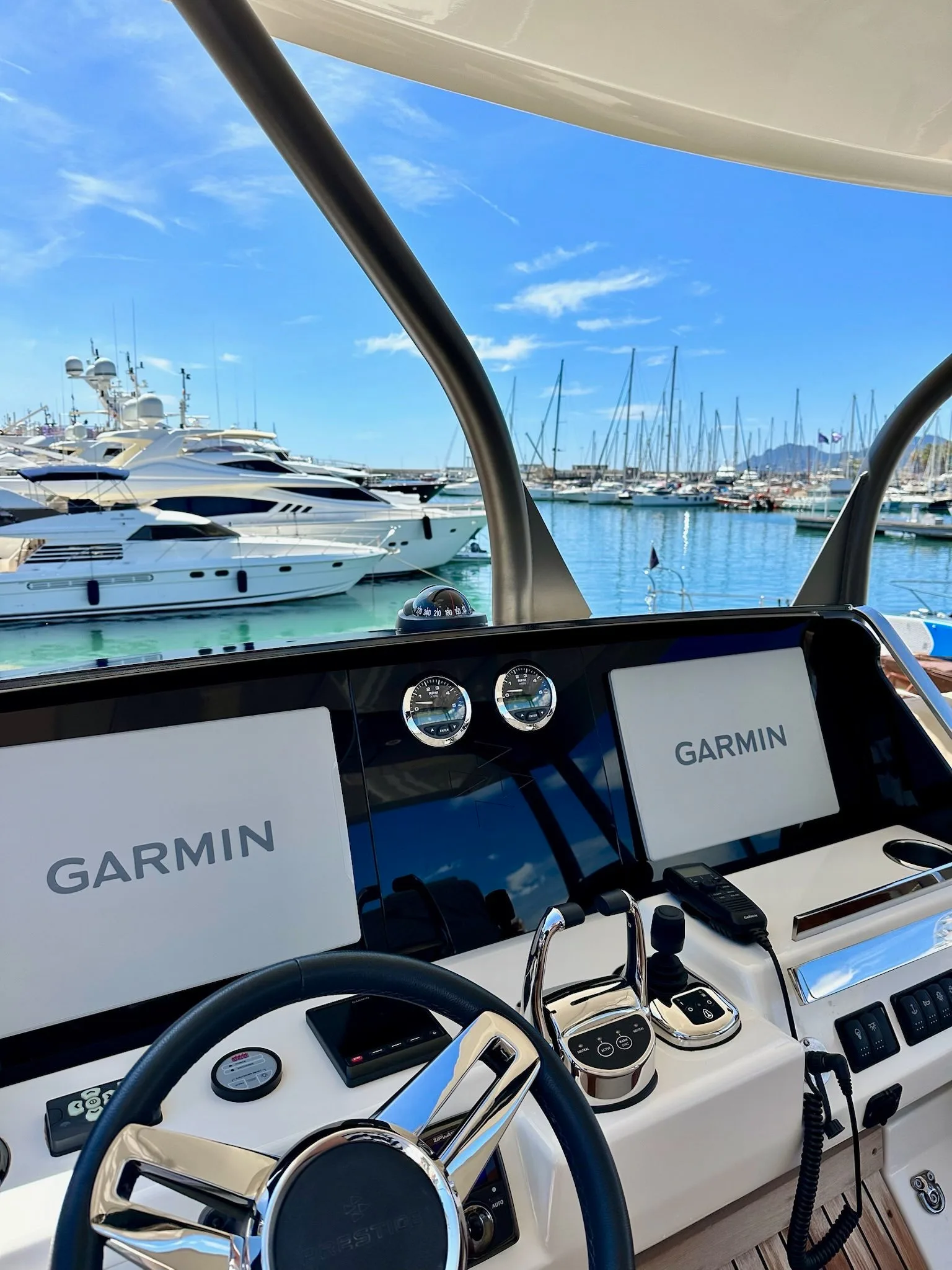 Poste de pilotage Garmin d'un bateau nettoyé