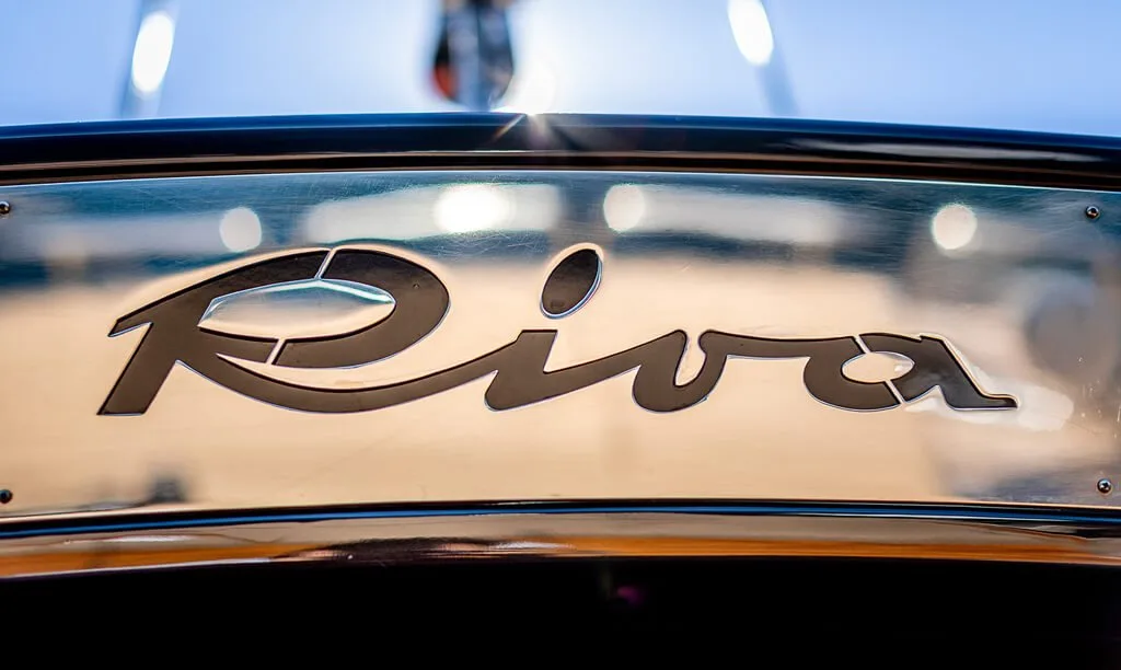 Logo Riva sur la poupe d'un bateau