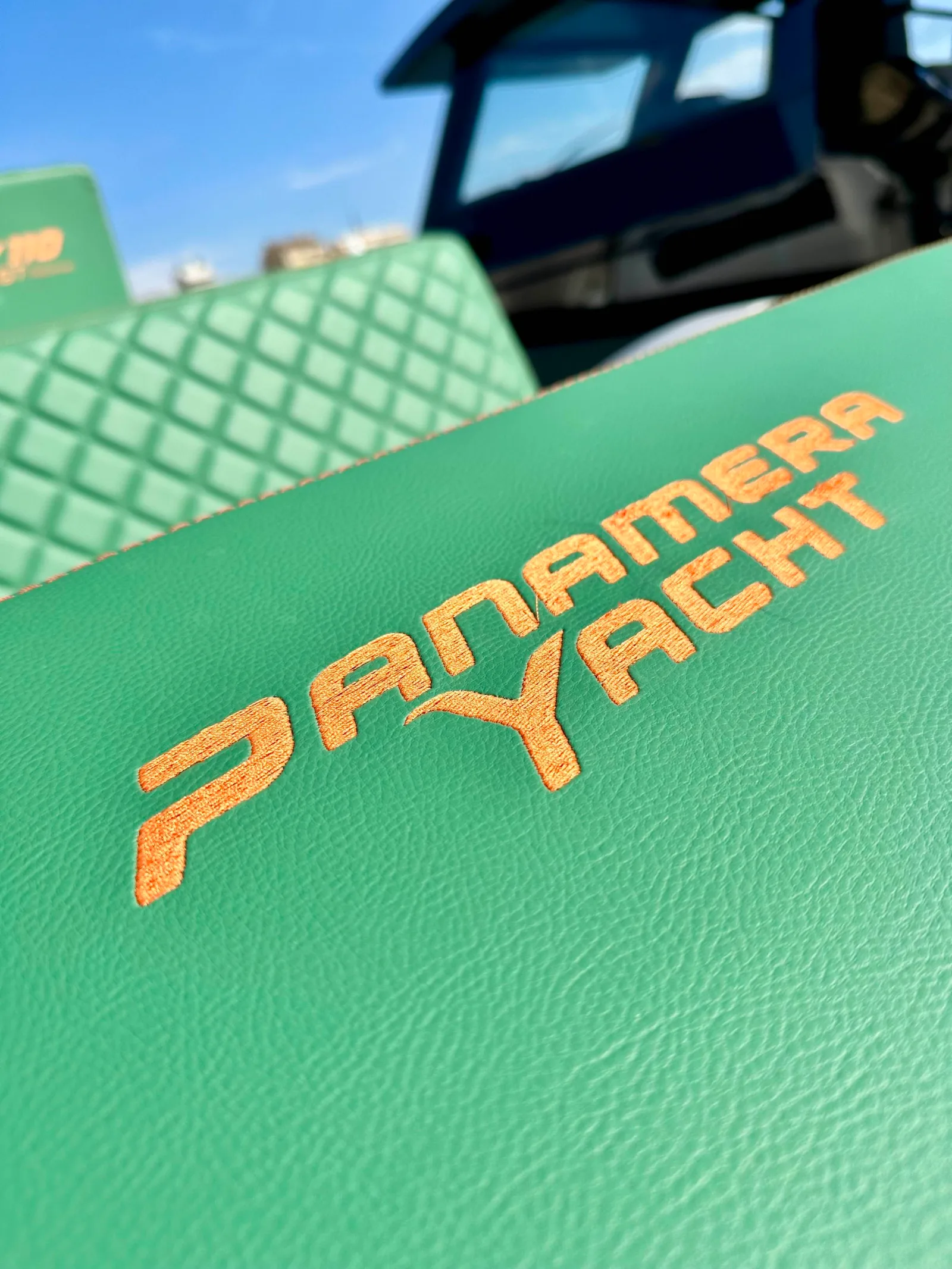Logo Panamera Yacht brodé sur une sellerie