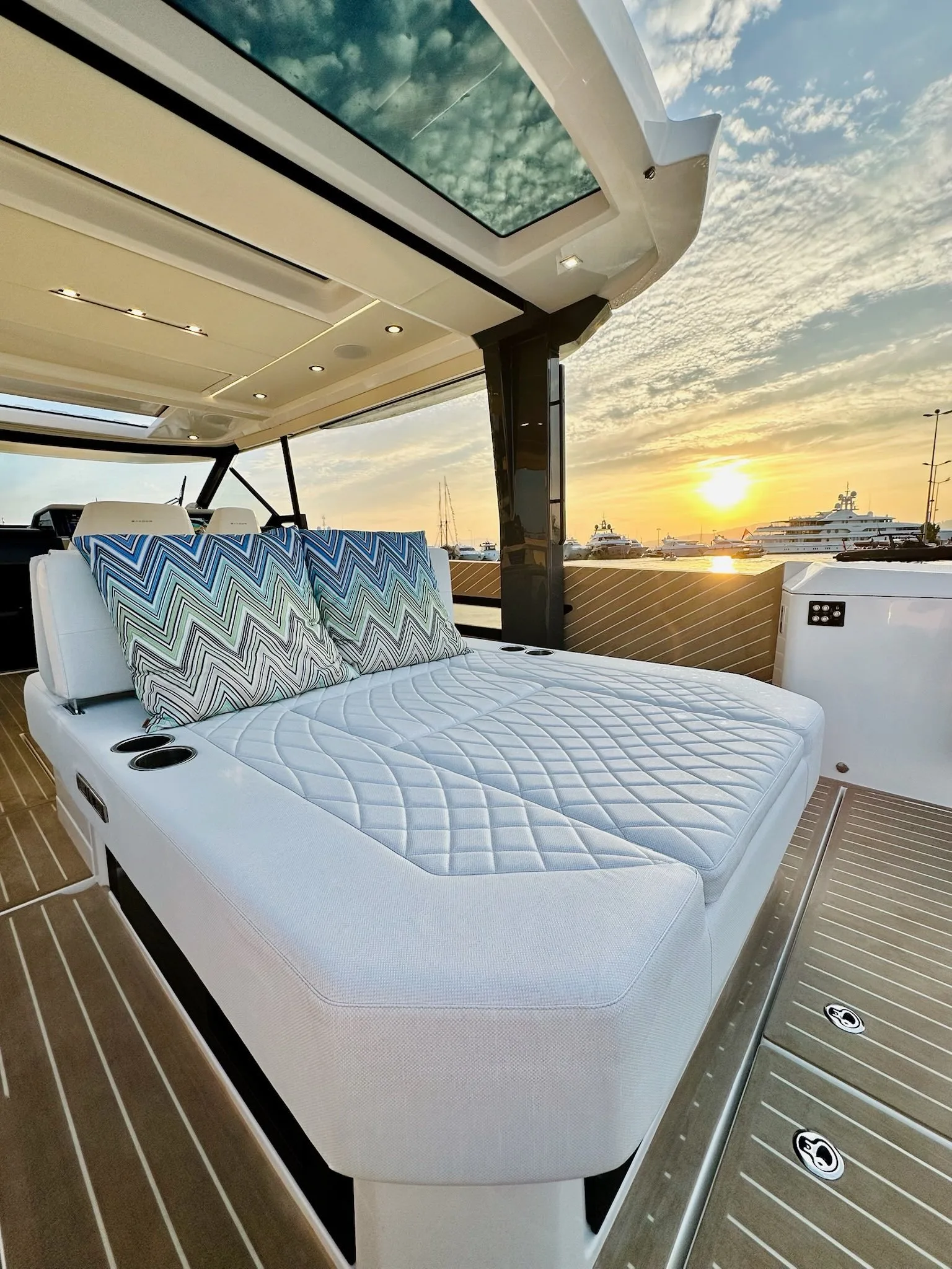 Bain de soleil d'un bateau à moteur au coucher du soleil, port de Cannes