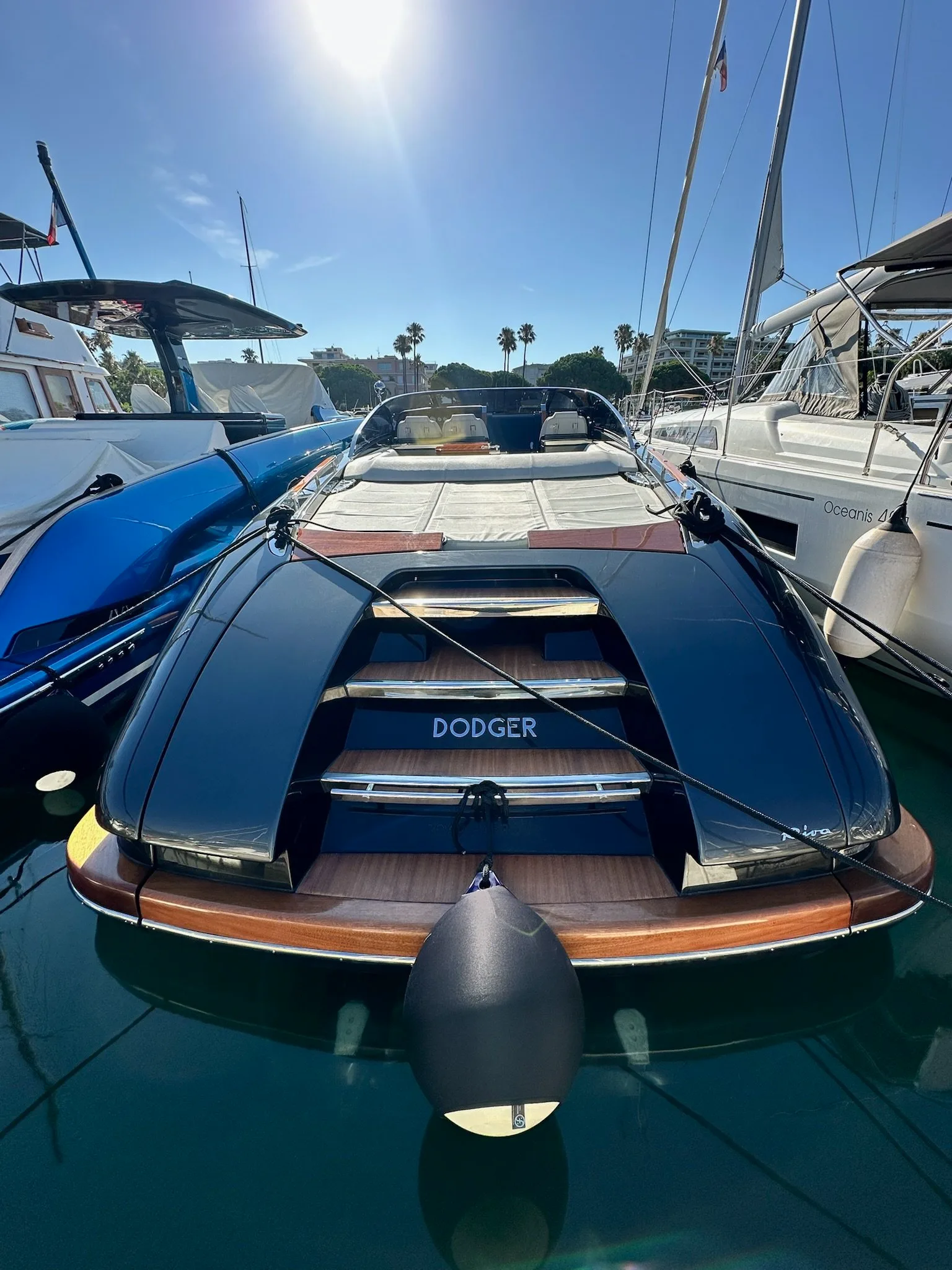 Riva noir amarré dans le port de Cannes