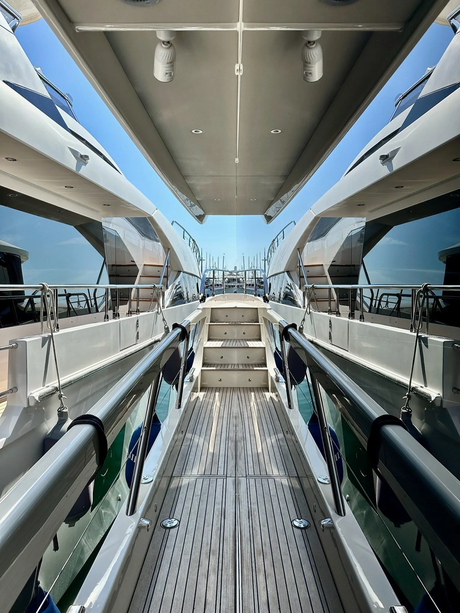 Coursive extérieure d'un yacht après lavage