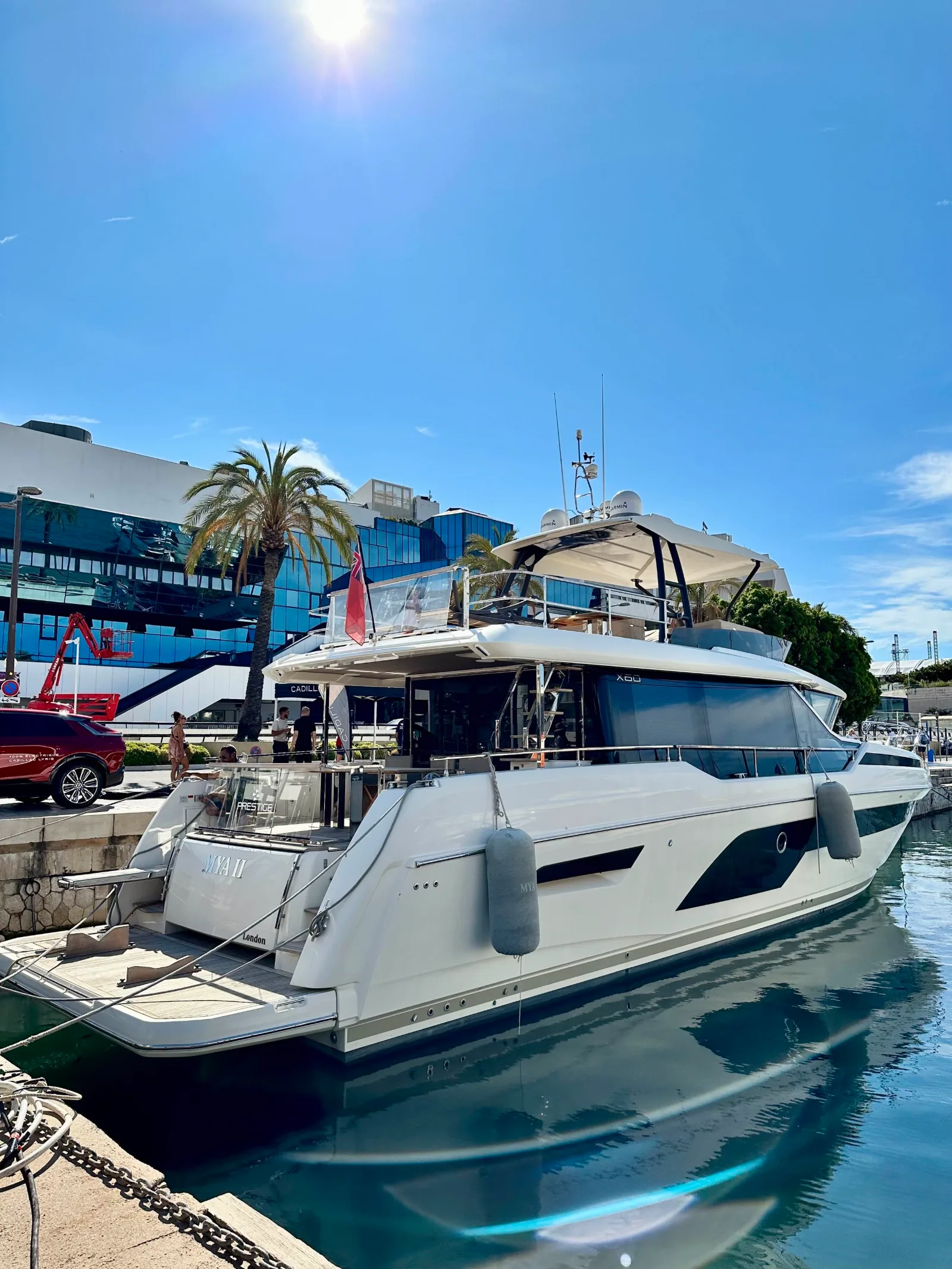 Yacht à quai devant le Palais des Festivals de Cannes