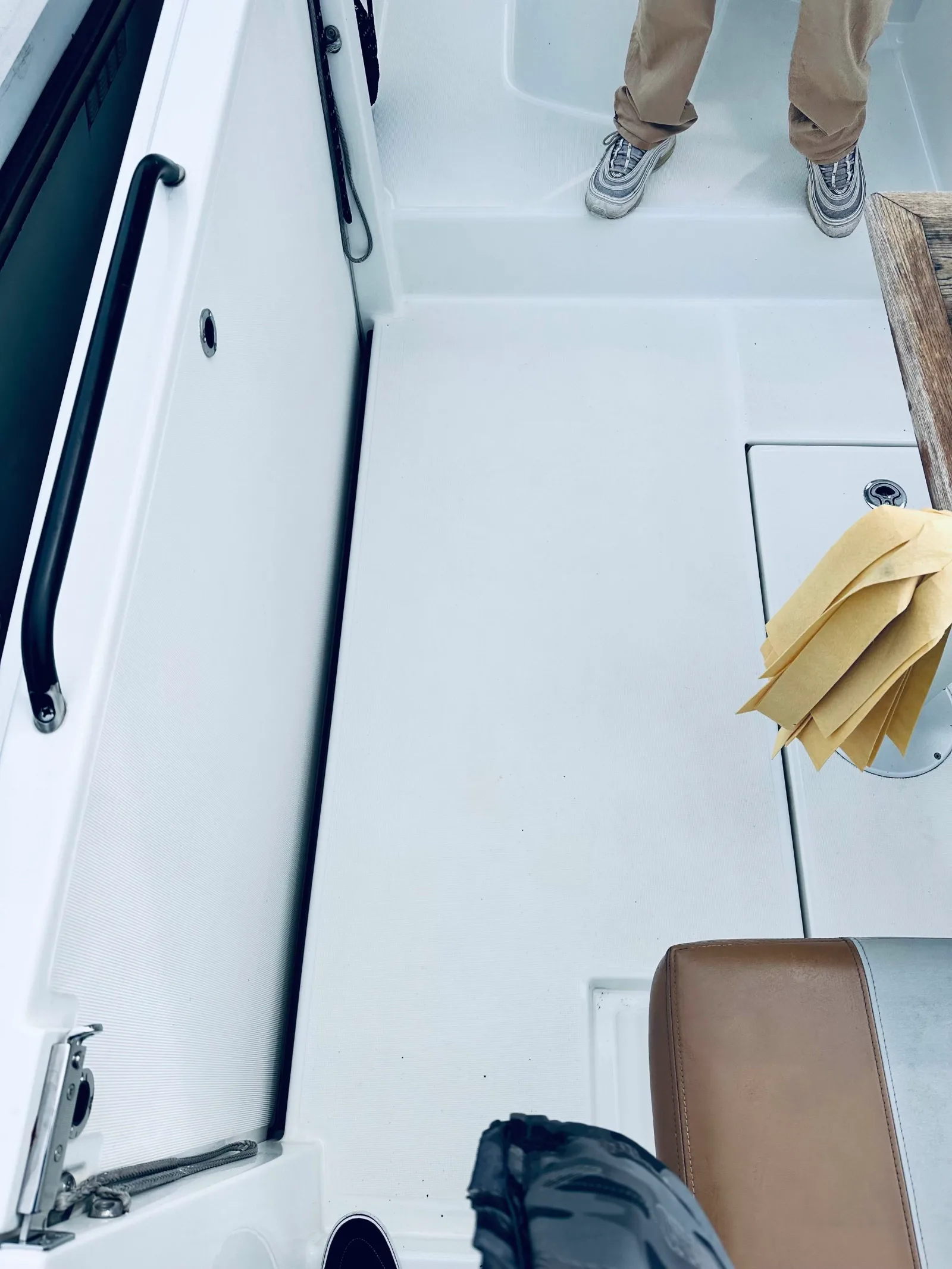 Intérieur d'une cabine de bateau en cours de nettoyage