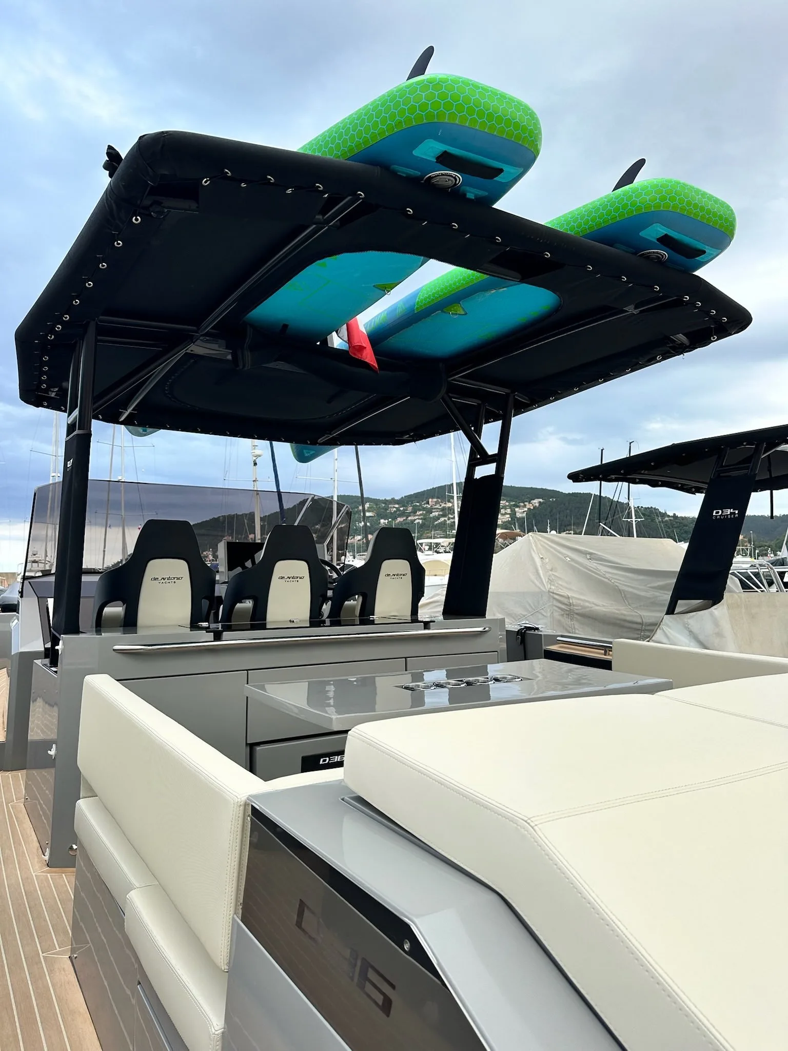 Bateau avec T-top et paddles, prêt pour la sortie