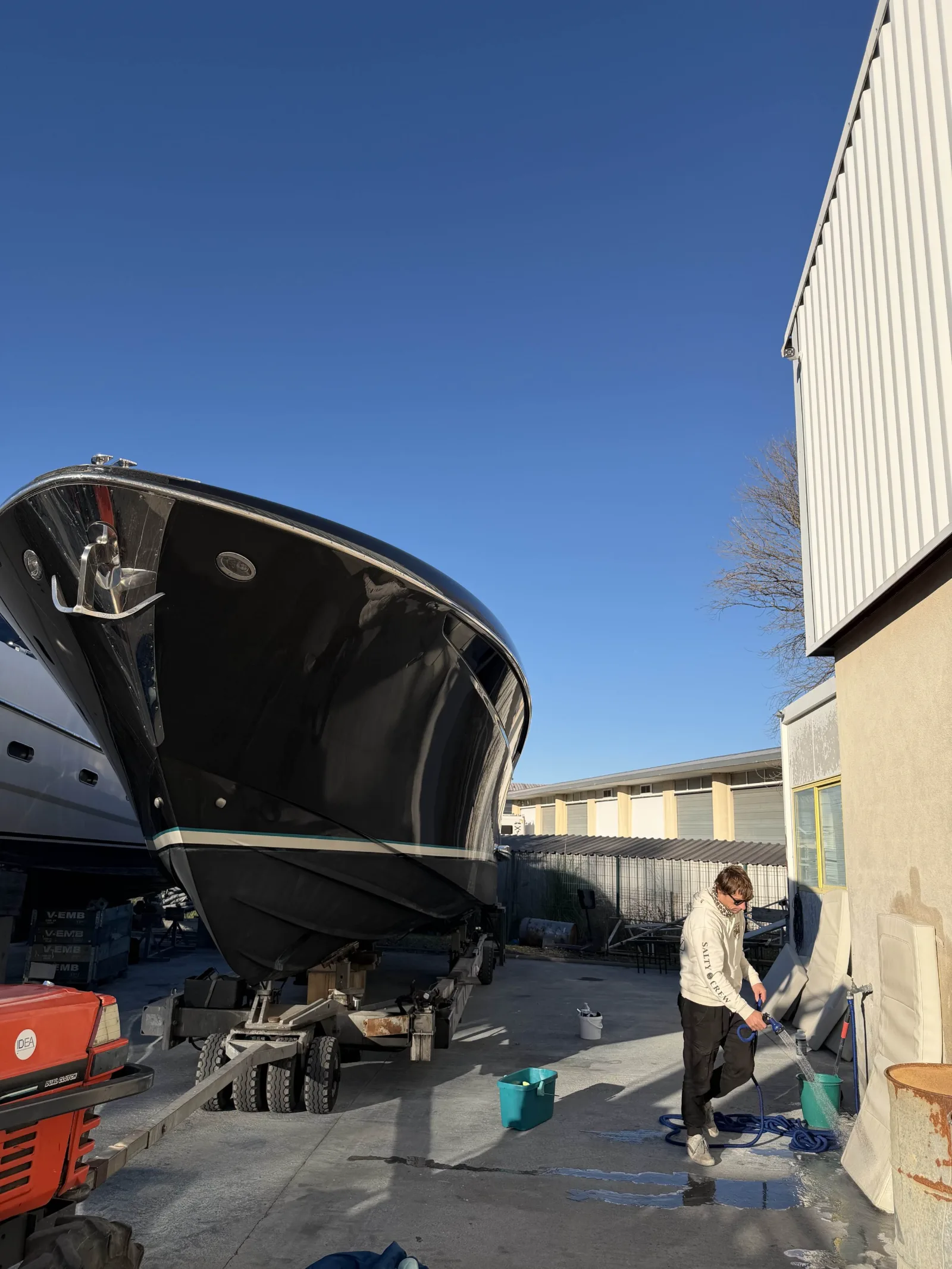 Yacht au chantier naval, préparation de coque