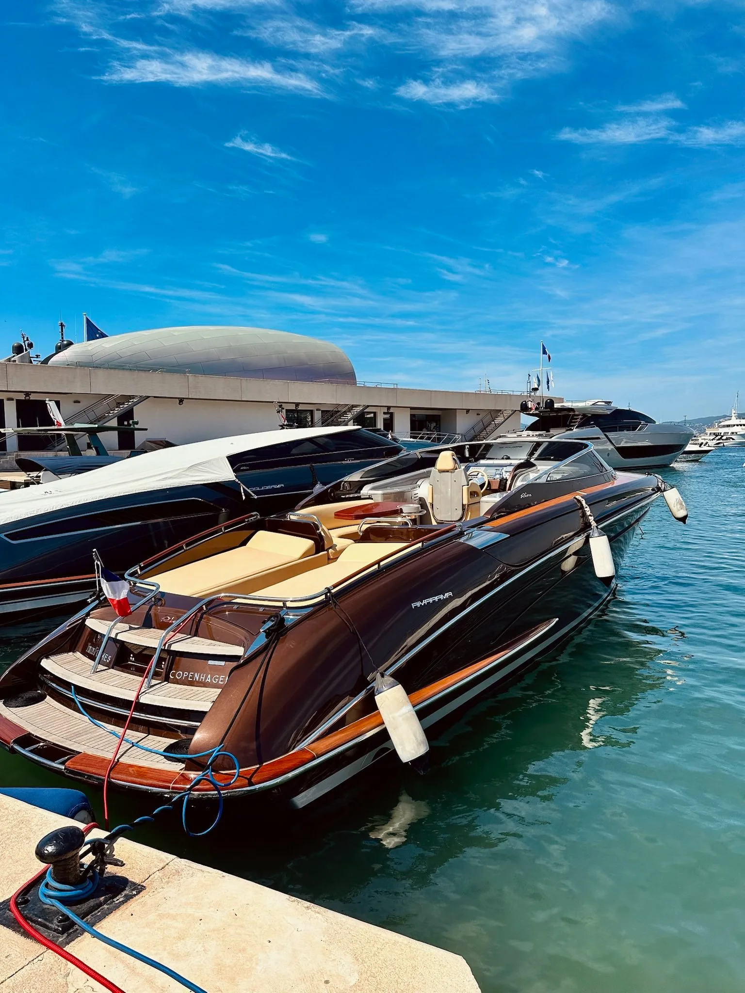 Riva en bois verni amarré au port
