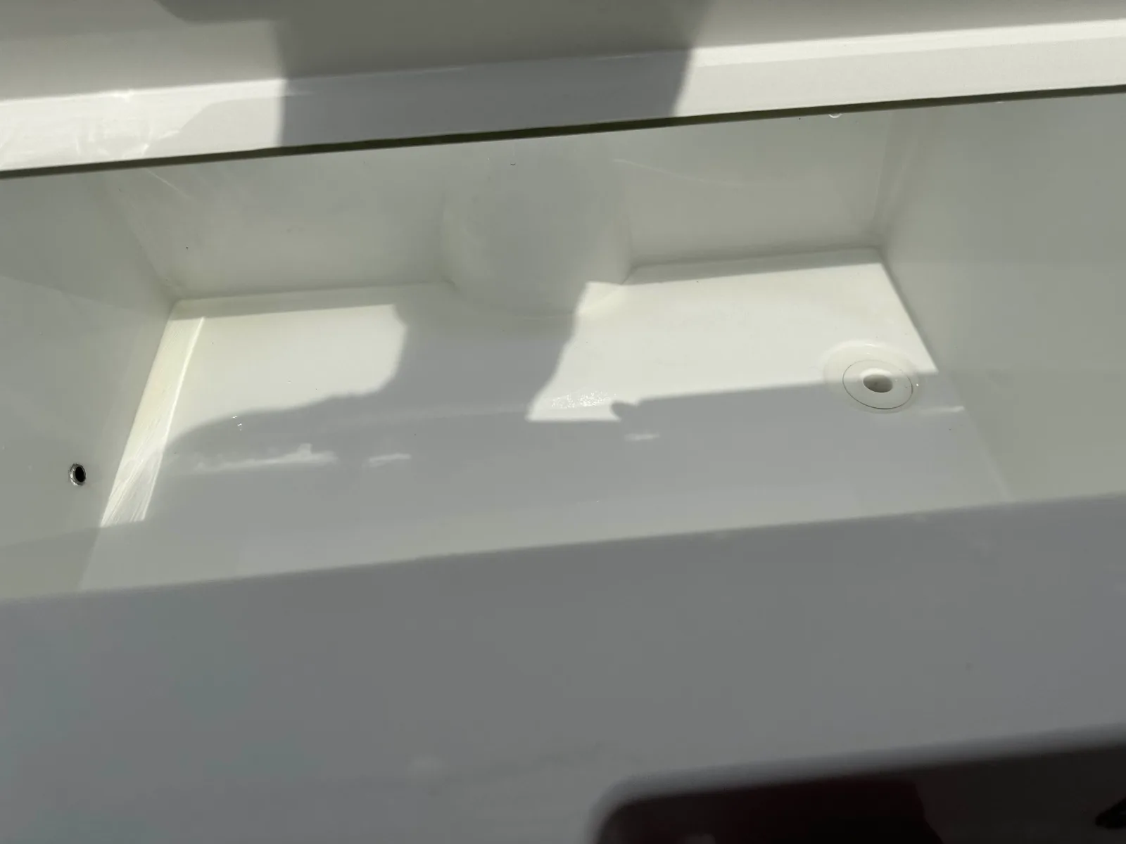 Fond de coffre blanc d'un bateau nettoyé