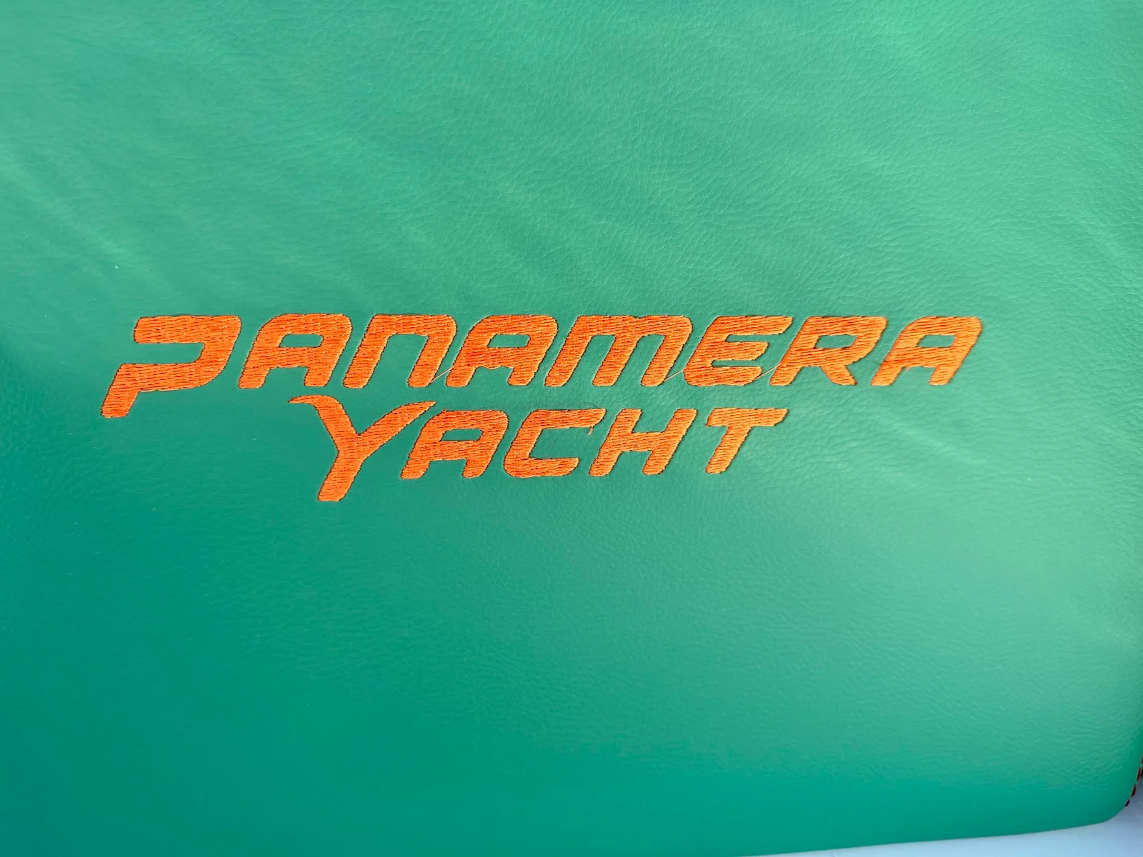 Logo Panamera Yacht sur une sellerie verte