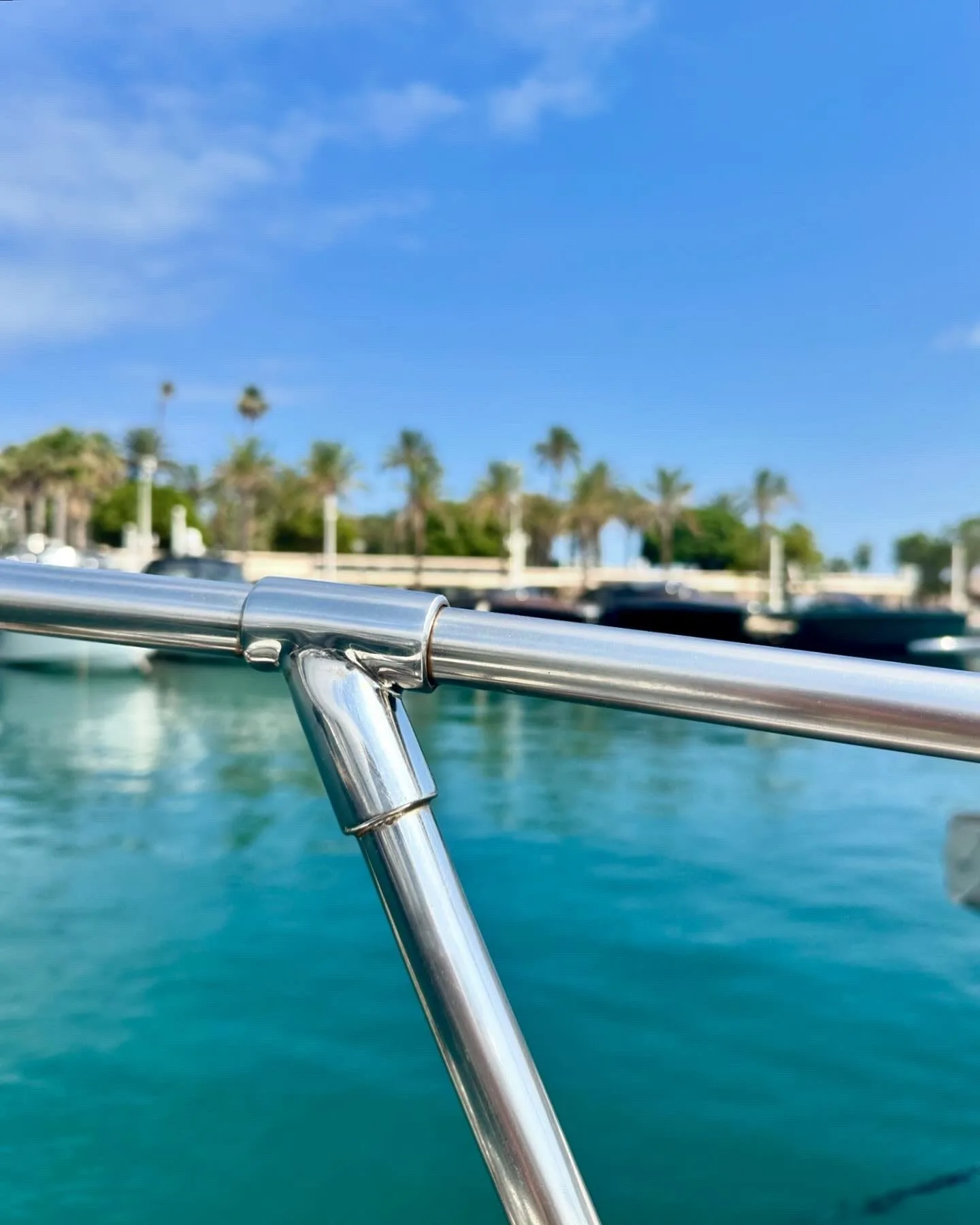 Balcon en inox d'un bateau après polissage