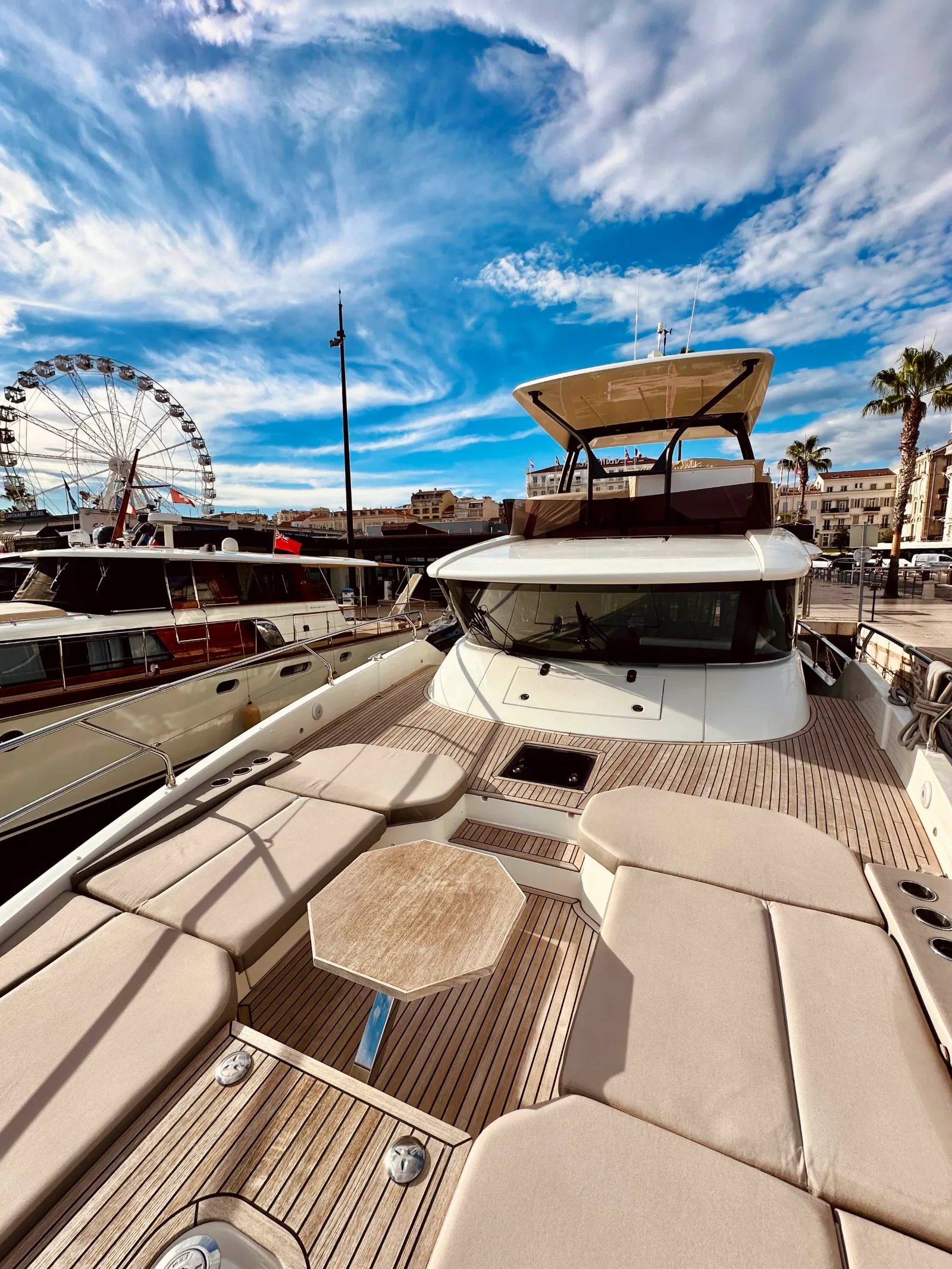 Pont arrière d'un yacht nettoyé, port de Cannes