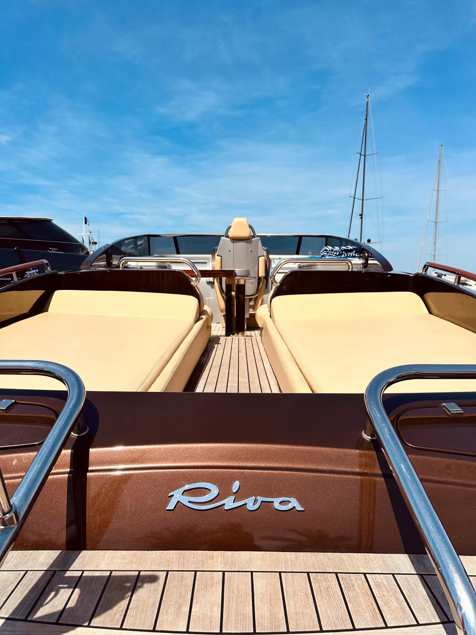 Pont arrière et logo Riva d'un bateau