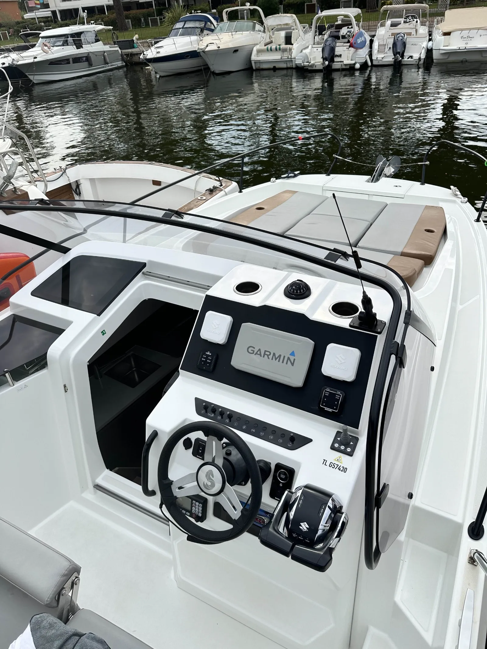 Poste de pilotage d'un bateau open après nettoyage