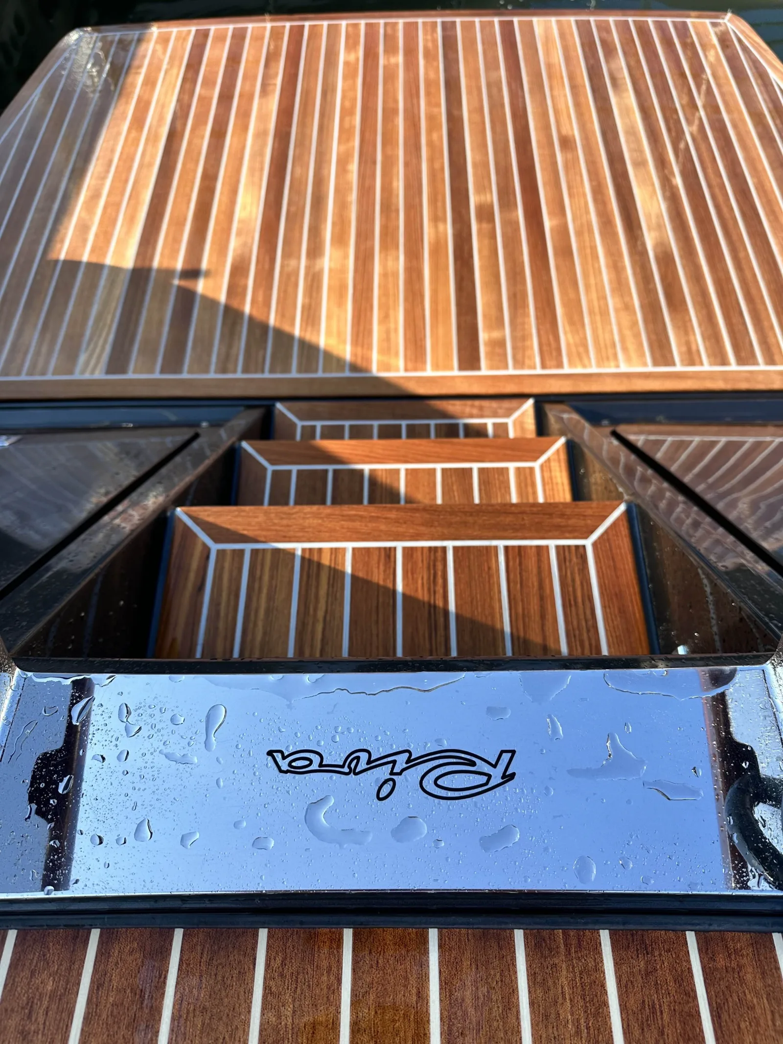 Pont en teck et tapis Riva après nettoyage