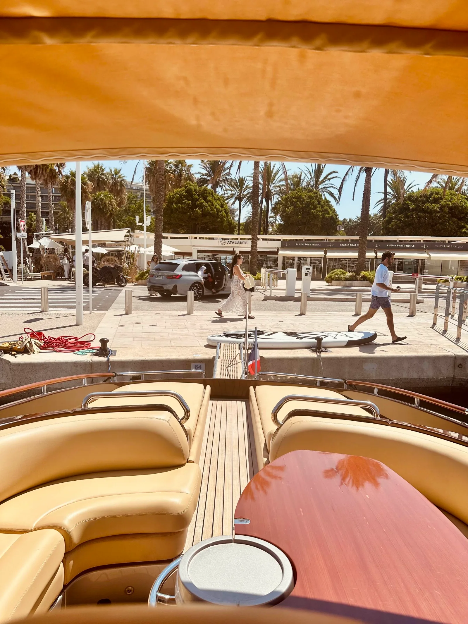 Banquettes et bois verni d'un Riva entretenus par White Anchor