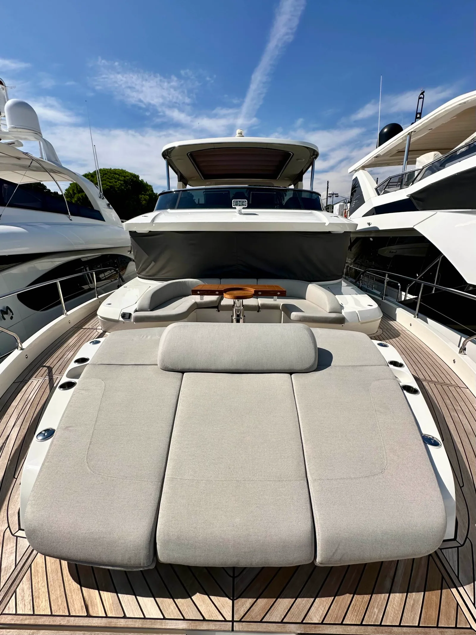 Bain de soleil avant d'un yacht après nettoyage