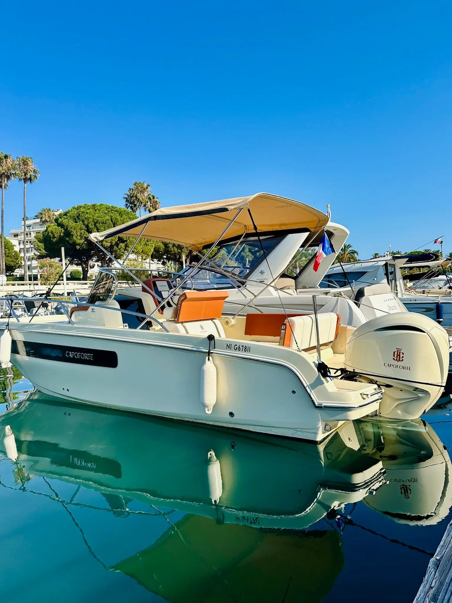 Bateau open à quai après nettoyage