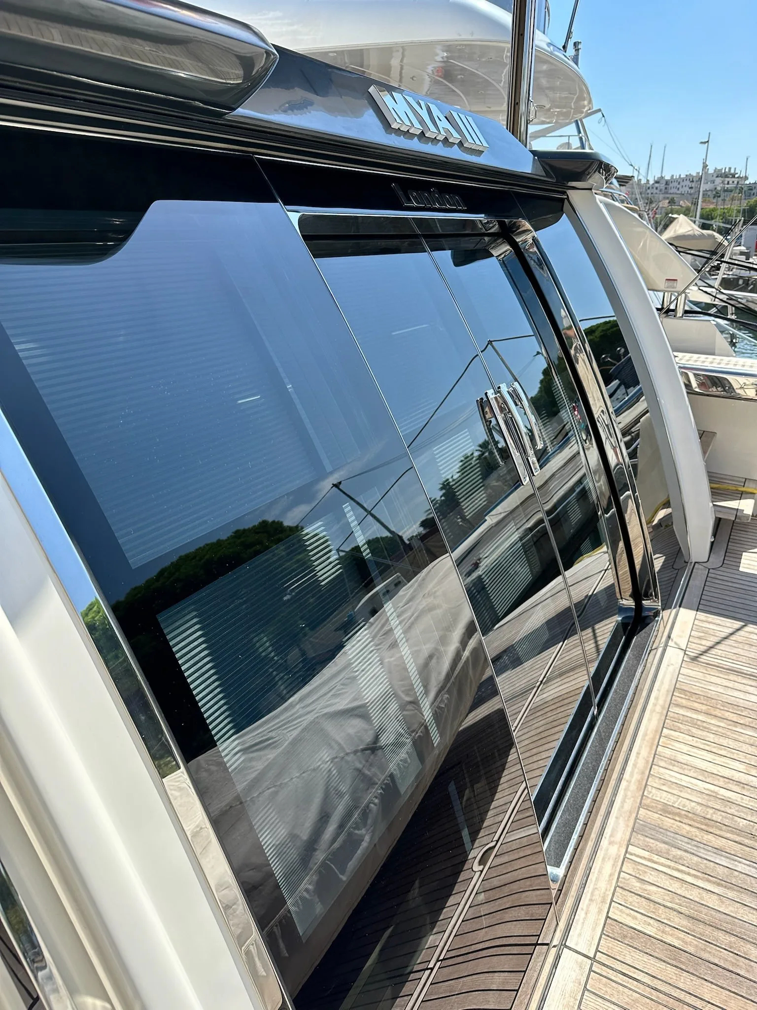 Passavant en teck et vitrages d'un yacht après lavage