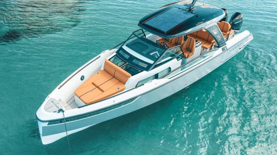 Bateau Saxdor en navigation dans une eau turquoise