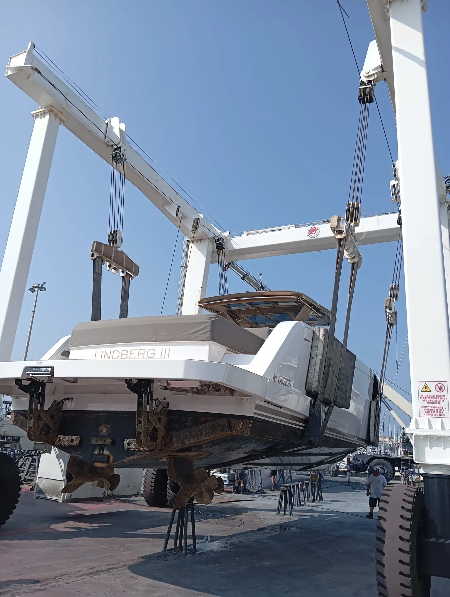 Bateau à moteur sur un portique au chantier naval