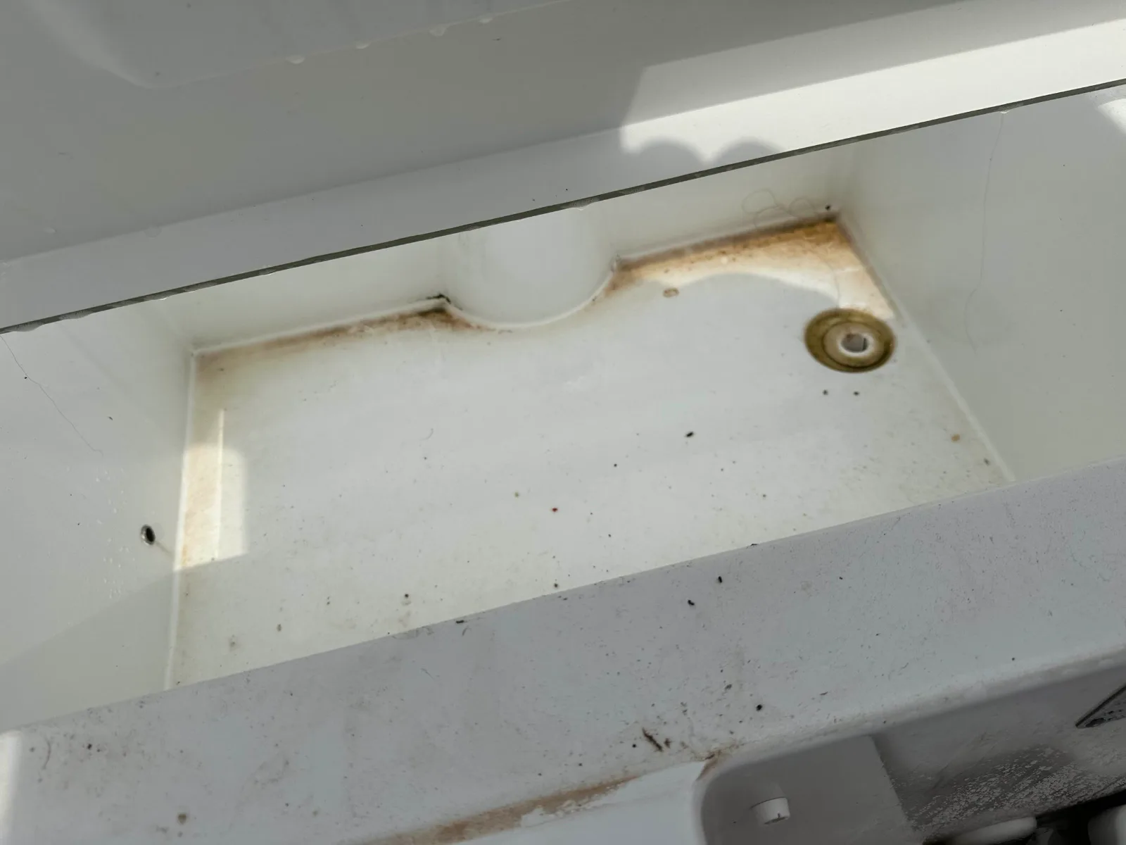 Coffre blanc d'un bateau après nettoyage