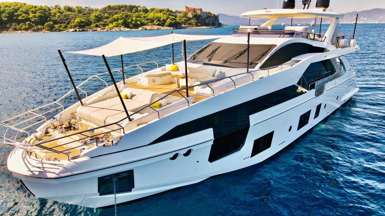 Yacht Azimut Grande 27 m au mouillage