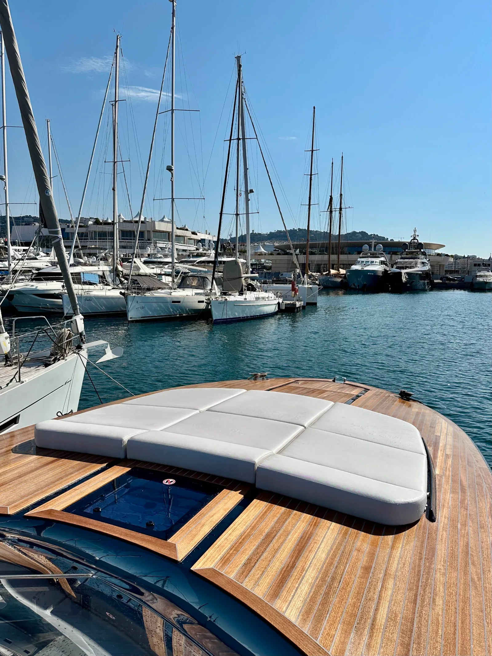 Bain de soleil et pont en teck d'un bateau, port de Cannes
